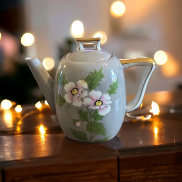 Beautiful Teapot from Occupied Japan - Picture 3 of 16